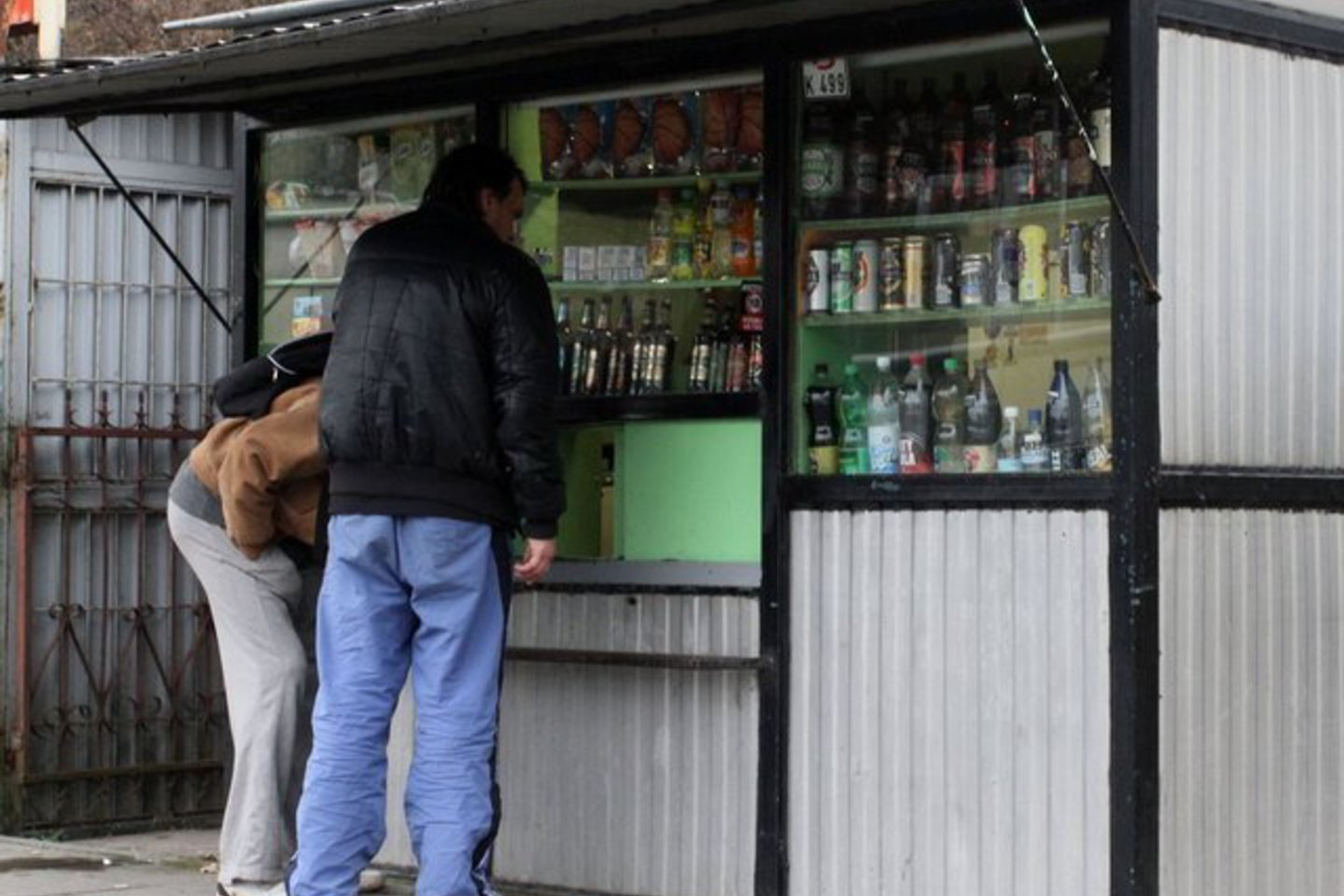 Šalia prekybos kiosko naktimis renkasi socialinės rizikos grupės asmenys, stikliuko mėgėjai, todėl žmonės nesijaučia saugūs eidami pro šią vietą.