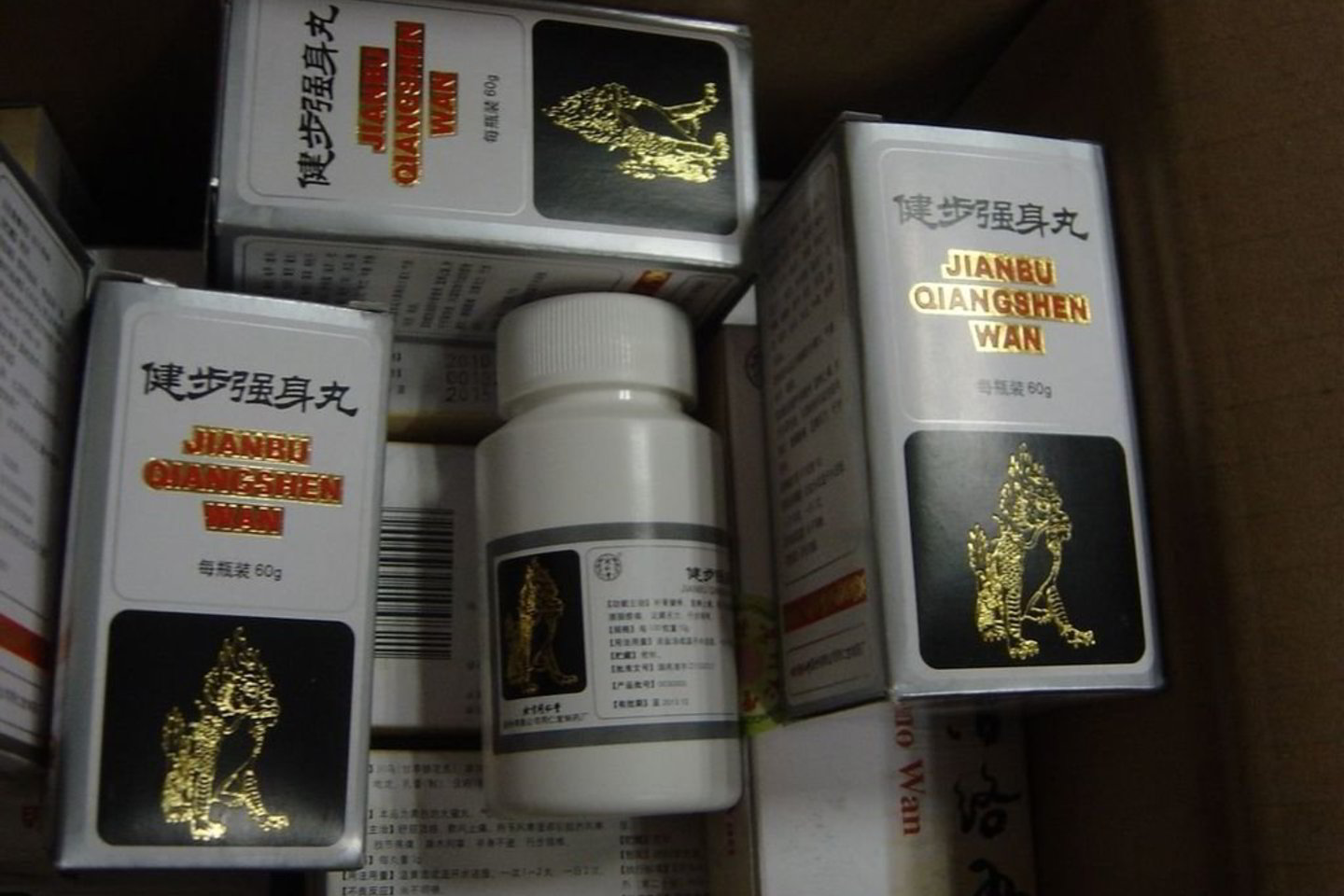 Aptikta 20 plastikinių pakuočių, kuriose buvo 2000 tablečių „Jianbu Qiangshen wan“.