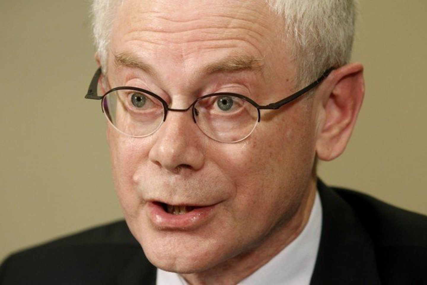 Europos Vadovų Tarybos pirmininkas Hermanas Van Rompuy mano, kad griežtesnes taisykles, sprendžiant euro zonos skolų krizę, galima įvesti nekeičiant Europos Sąjungos (ES) sutarčių.