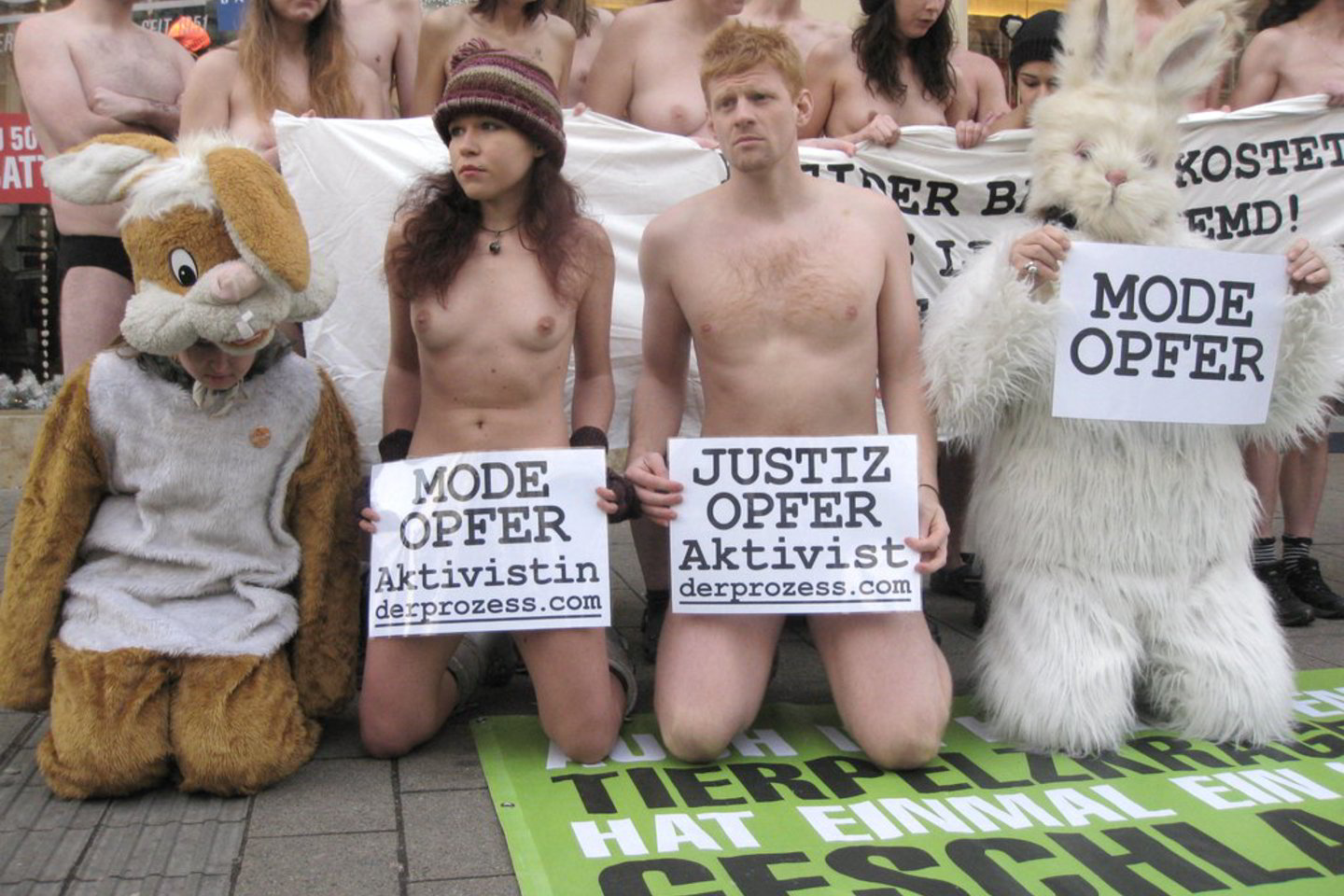 Vos penkių laipsnių šilumą protestuotojai be drabužių ištvėrė apie valandą.