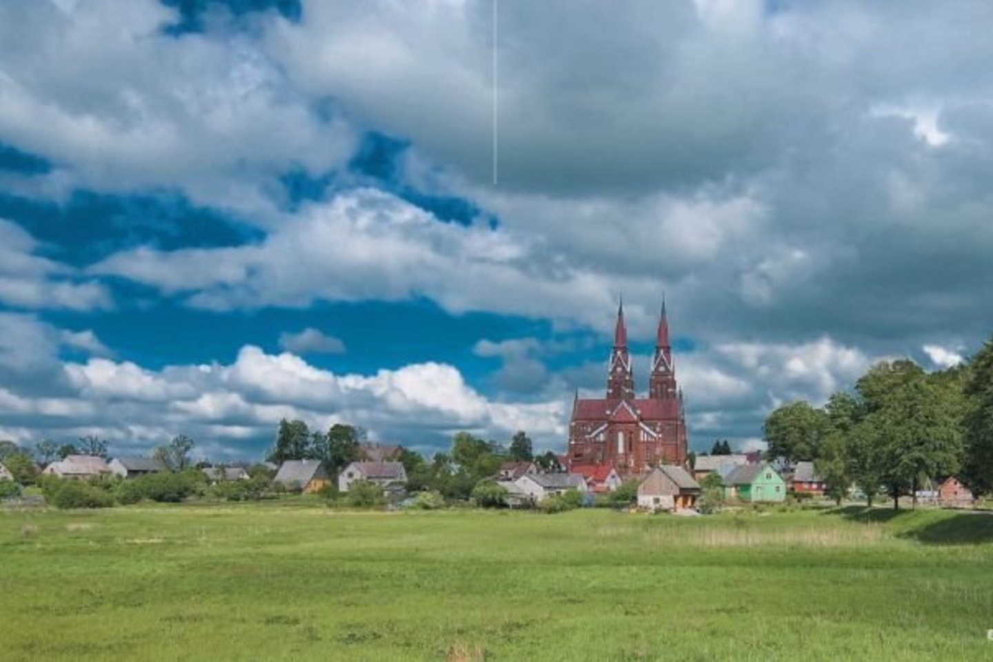 Švėkšnos bažnyčia, žvelgiant iš Švėkšnalės upelio slėnio.