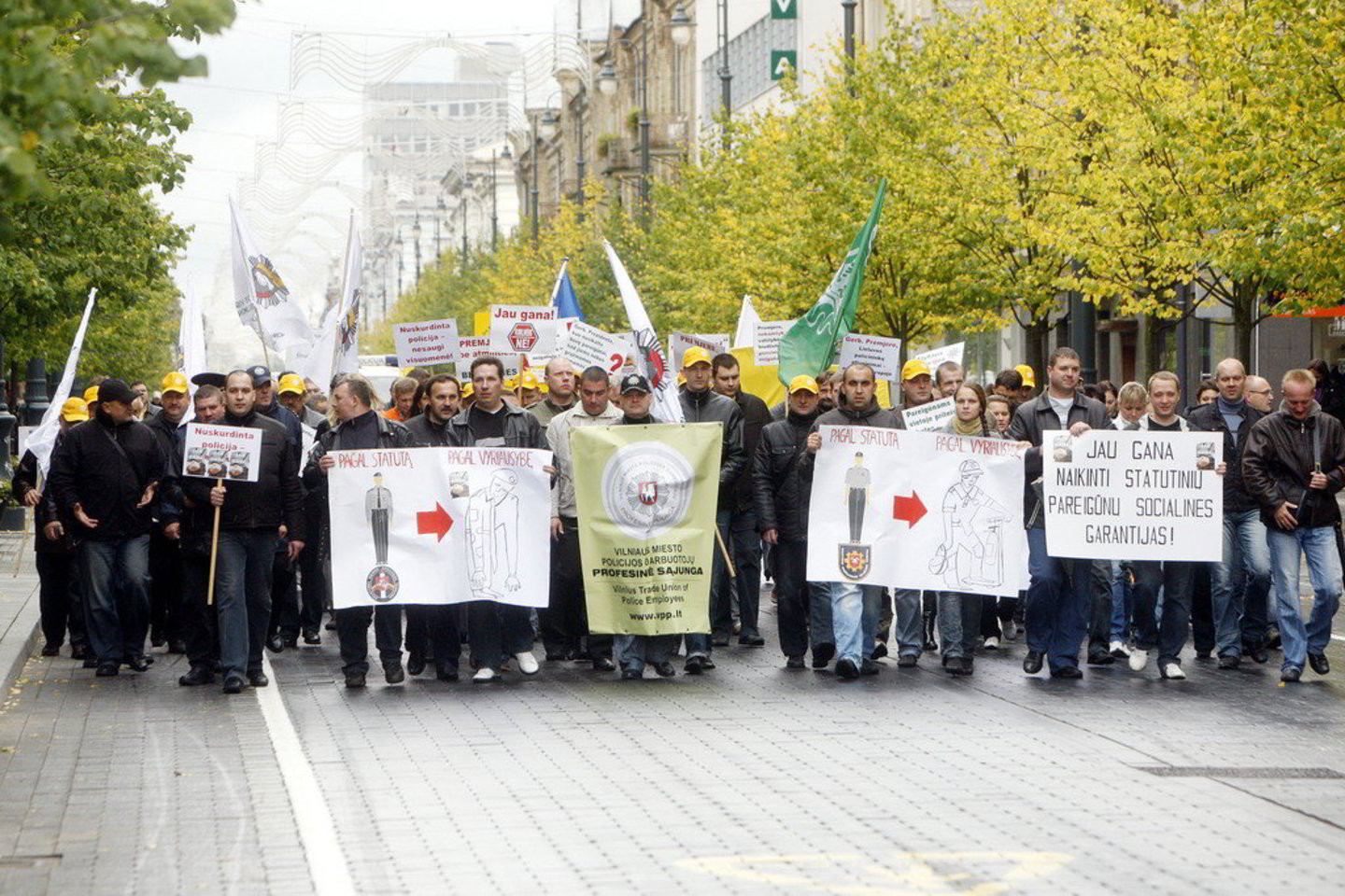 Profesinės sąjungos imasi rengti masinę protesto akciją, kad atkreiptų tiek valdžios, tiek visuomenės dėmesį į skurdžiausių gyventojų sluoksnių problemas.