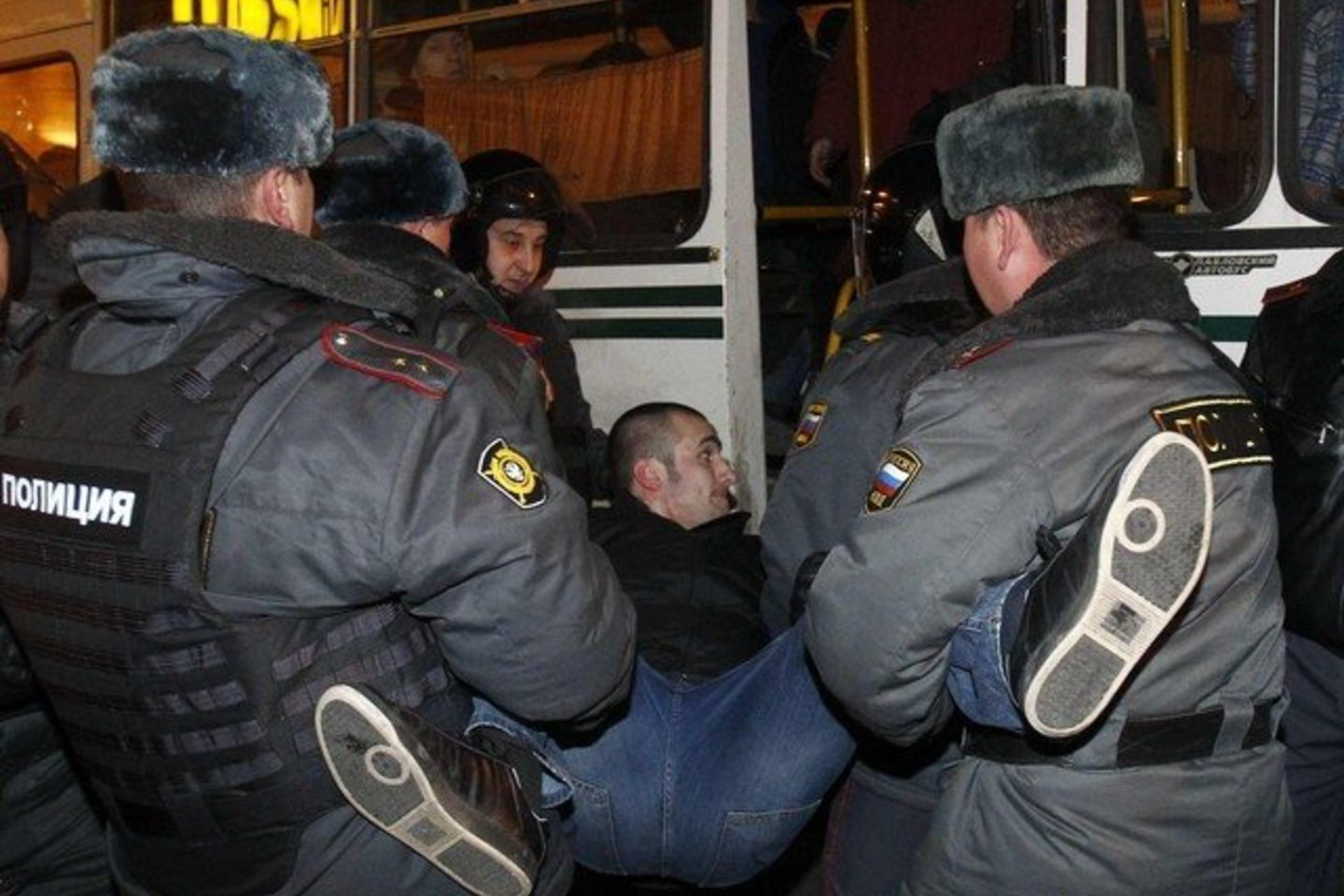 Policija be skrupulų tramdo mitingų dalyvius.