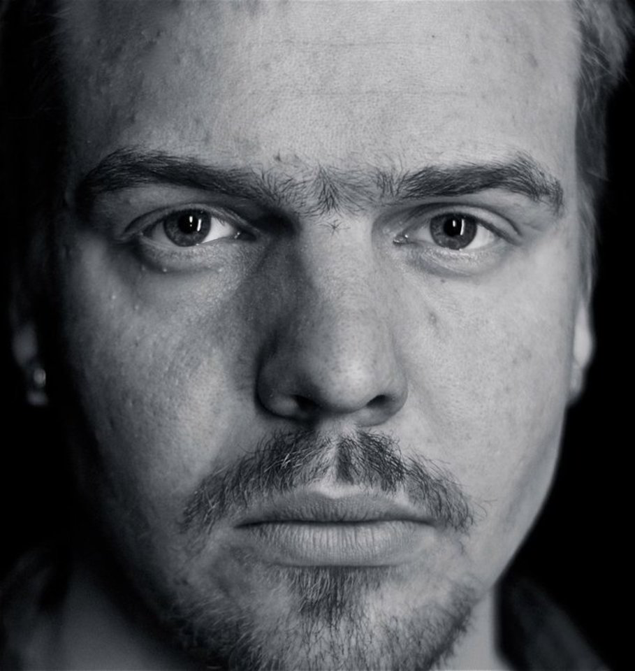 „Mados infekcijos” konkurso „Injekcija” scenoje žiūrovai išvys ir militaristinio stiliaus apdarų bei aksesuarų, kuriuos sukūrė 23 metų vilnietis dizaineris R.Kalinkinas.
