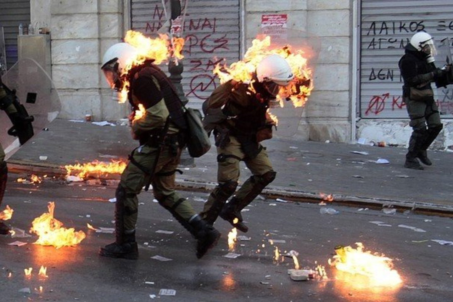 Atėnų Konstitucijos aikštėje protestuotojai į policininkus mėtė Molotovo kokteilius.