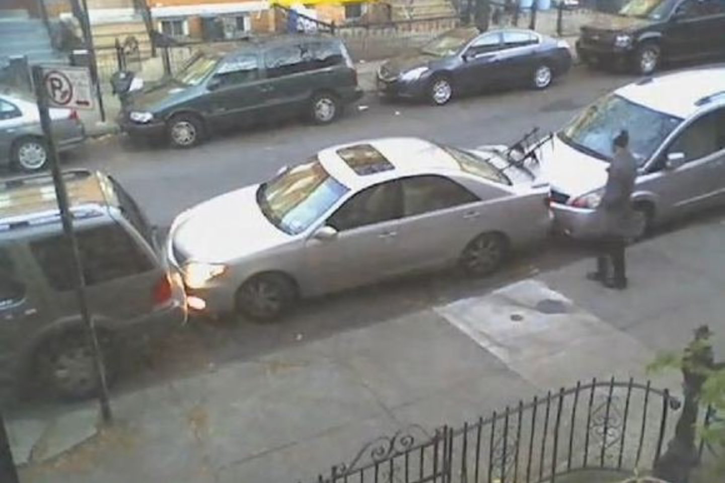 Vienas Niujorko gyventojas pademonstravo išskirtinius sugebėjimus statydamas savo automobilį.