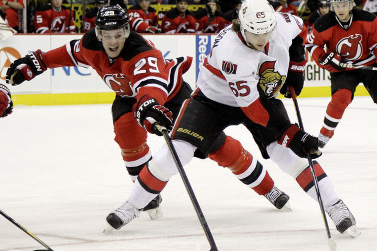 NHL Čempionate „New Jersey Devils“ (raudoni marškinėliai) 5:4 nugalėjo „Ottawa Senators“ ekipą.