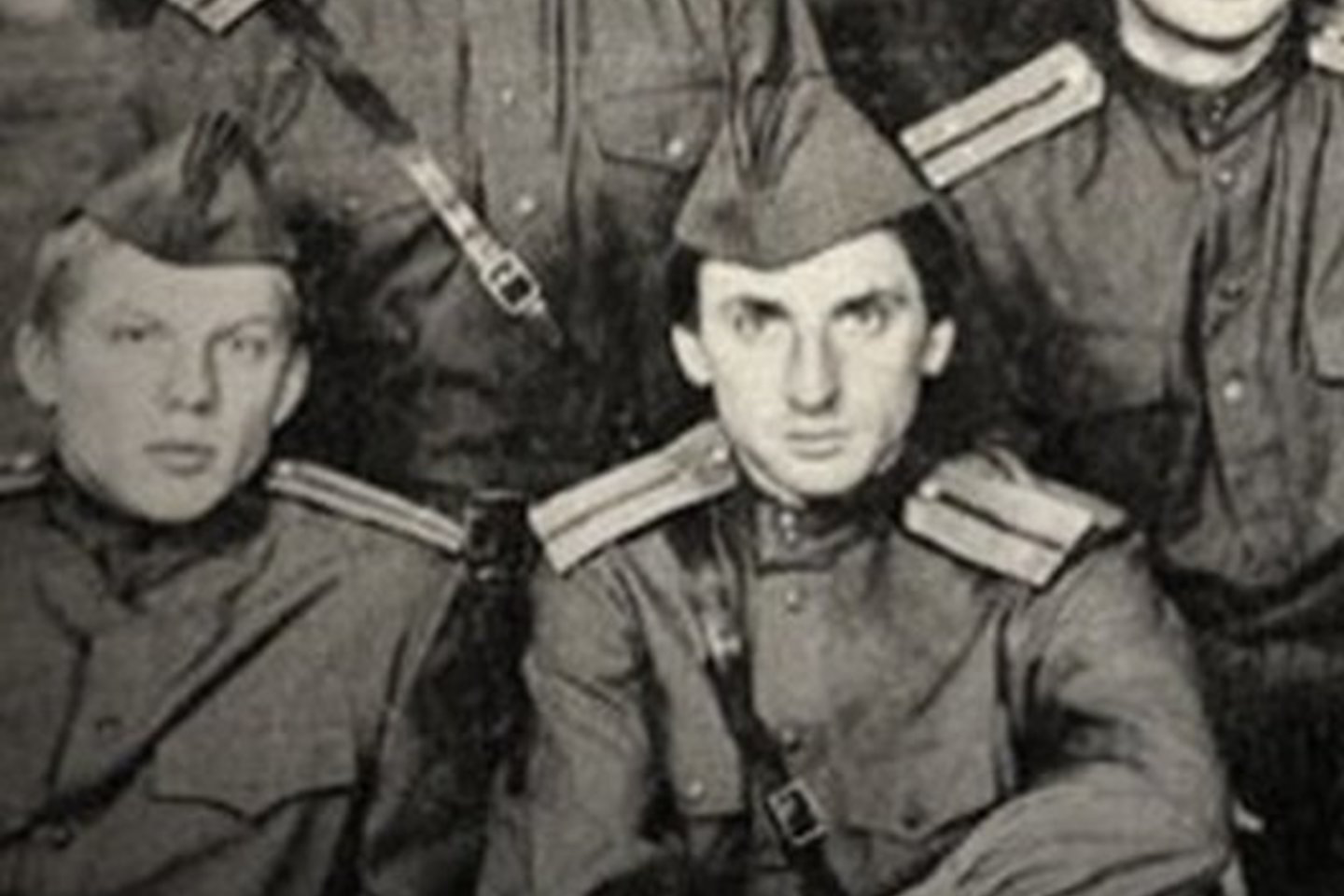 D.Šemberas (dešinėje) pozuoja apsirengęs raudonarmiečių uniformą.