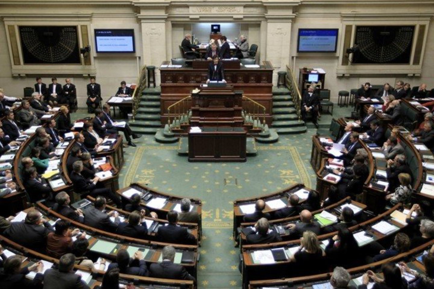 Iš 143 dalyvavusių deputatų 89 balsavo už šešių partijų administraciją, vadovaujamą prancūzakalbio socialisto Elio Di Rupo.
