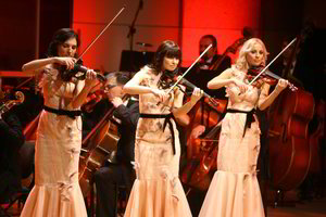 Albumą išleidusią žavių smuikininkių trijulę „Electric Ladies“ sveikino garsūs dainininkai