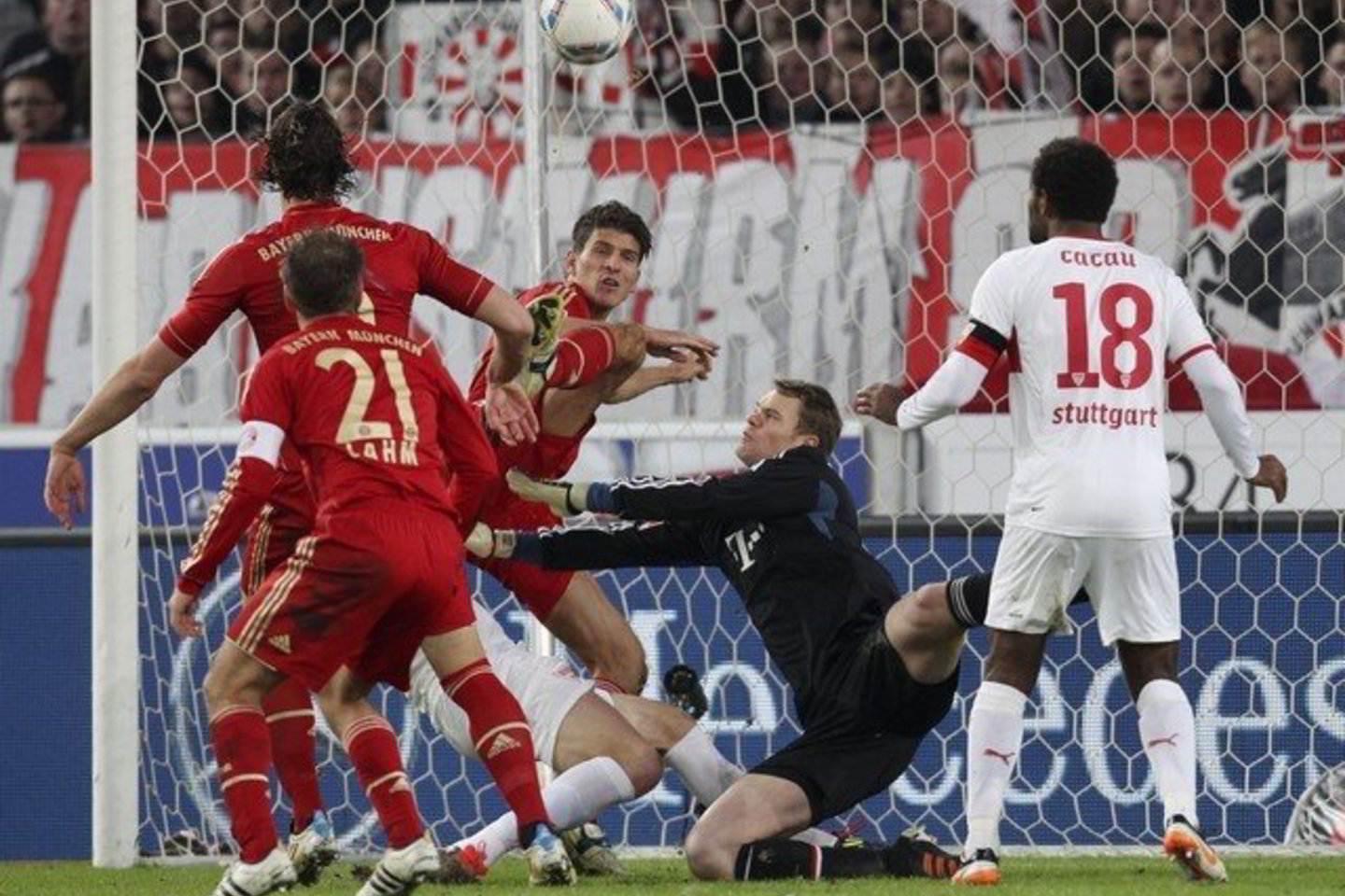 Juppo Heynckeso auklėtiniai "Bayern" žaidėjai išvykoje rezultatu 2:1 palaužė „Stuttgart“ pasipriešinimą ir su 34 taškais išliko vienvaldžiais turnyrinės lentelės lyderiais.