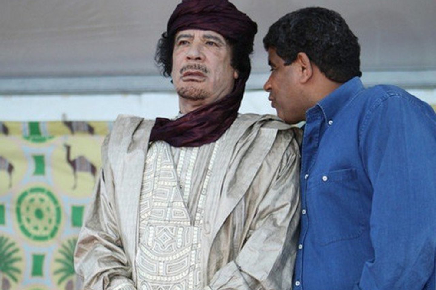 Besiformuojančiai Libijos armijai dar sunku primesti savo autoritetą kovotojams, kurie nuvertė M.Gaddafi (nuotraukoje).