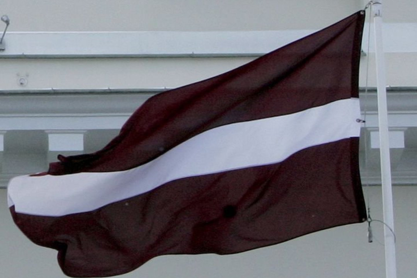 „Dabar jau ne tik iš Lietuvos, bet ir iš Latvijos pavyzdžio aišku, kad respublikos komunistų partijos savarankiškumo problema iš esmės yra respublikos išėjimo iš SSRS problema“, - apibendrino Vadimas Medvedevas.