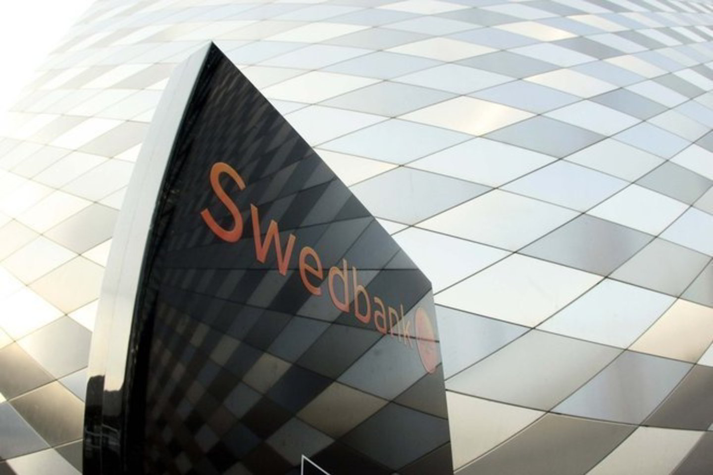 "Swedbank" vadovai tikina, jog pirmadienį bankas dirba įprastu režimu.