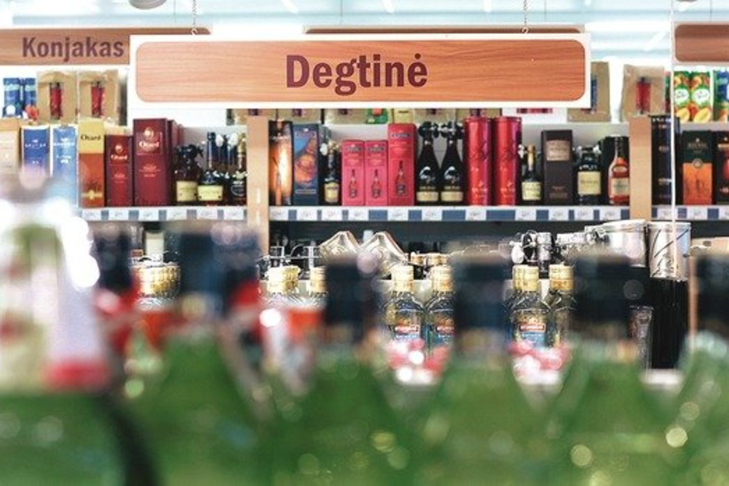 Stipriuosius gėrimus pirkėjai šluoja per akcijas, tačiau nuolaidos dažniausiai taikomos įvežtinei produkcijai.