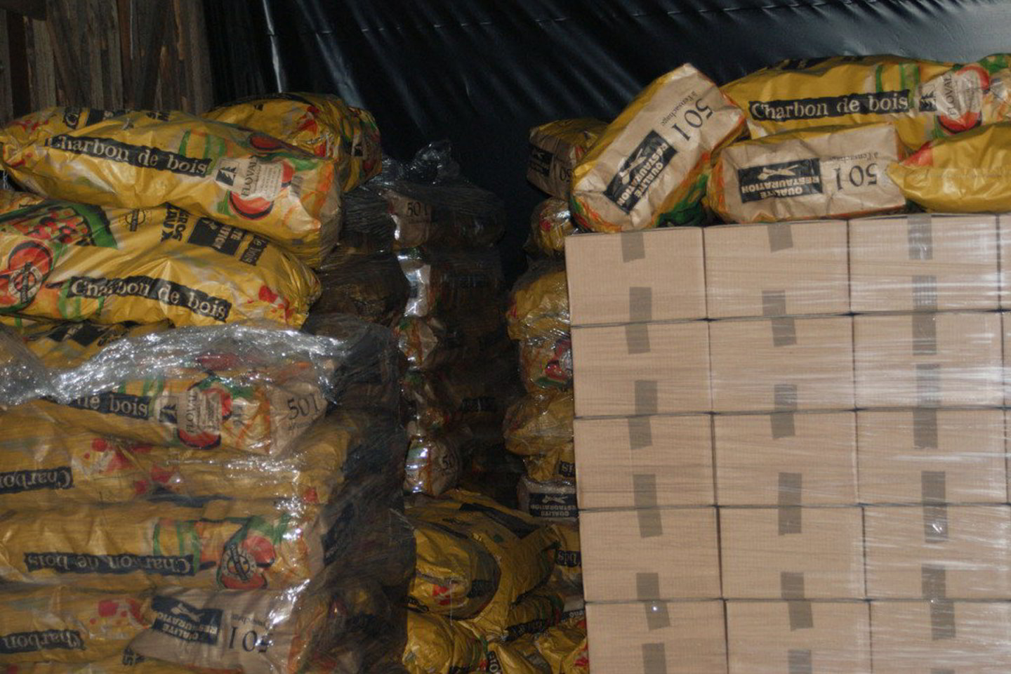 Sandėlyje rasta beveik 800 tūkst. litų vertės cigarečių kontrabandos.