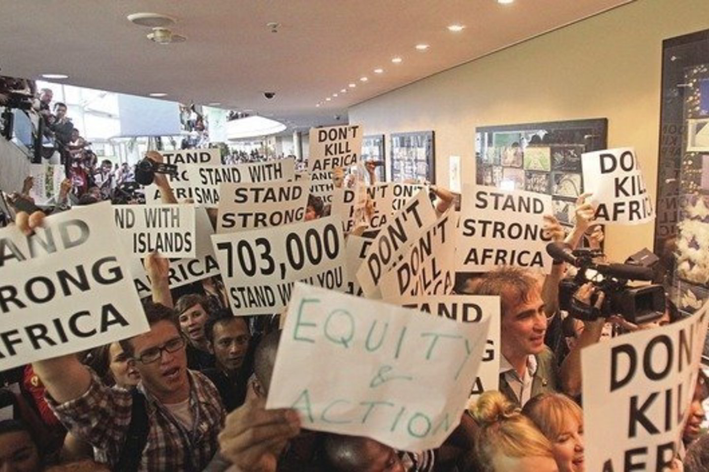 Konferencijos Durbane dalyvius pasitiko minia demonstrantų, raginančių su klimato kaita kovojančias valstybes nenuskurdinti neturtingųjų.