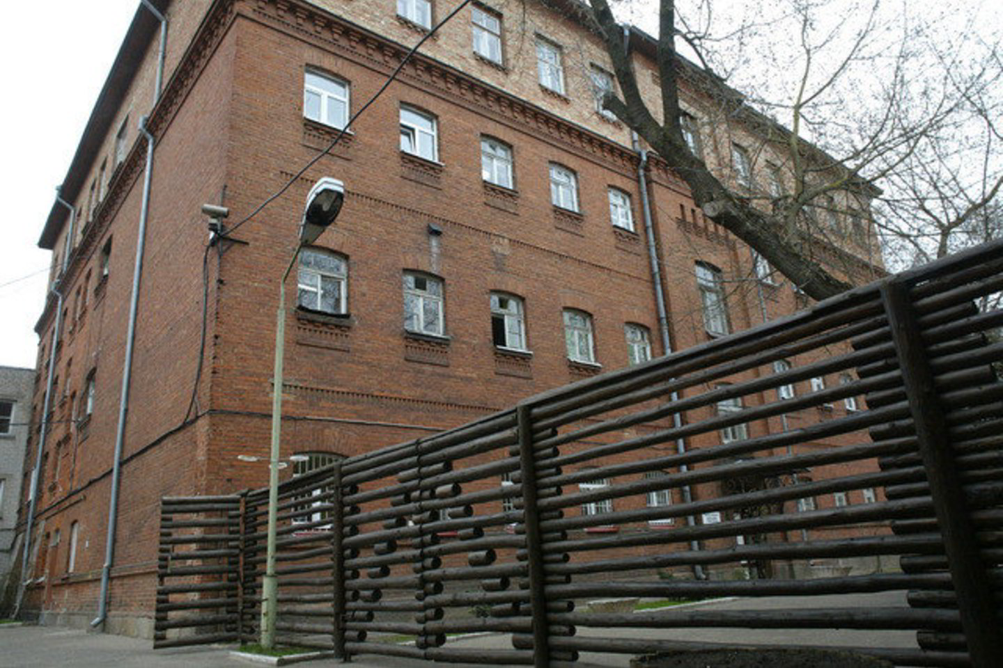 Kol kas nesuniokotą plytų stiliaus architektūrą šiuo metu geriausiai atskleidžia du Panevėžio moterų kalėjimo pastatai.<br>T.Stasevičius