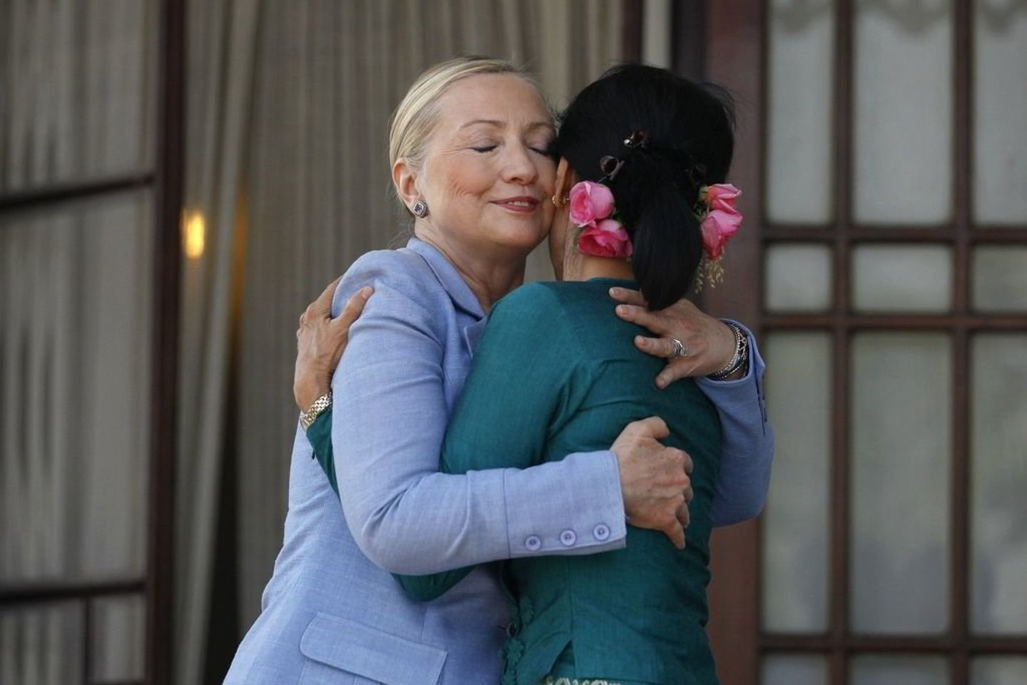 H.Clinton ir Mianmaro opozicijos lyderės A.S.Suu Kyi apsikabinimas Rangūne.