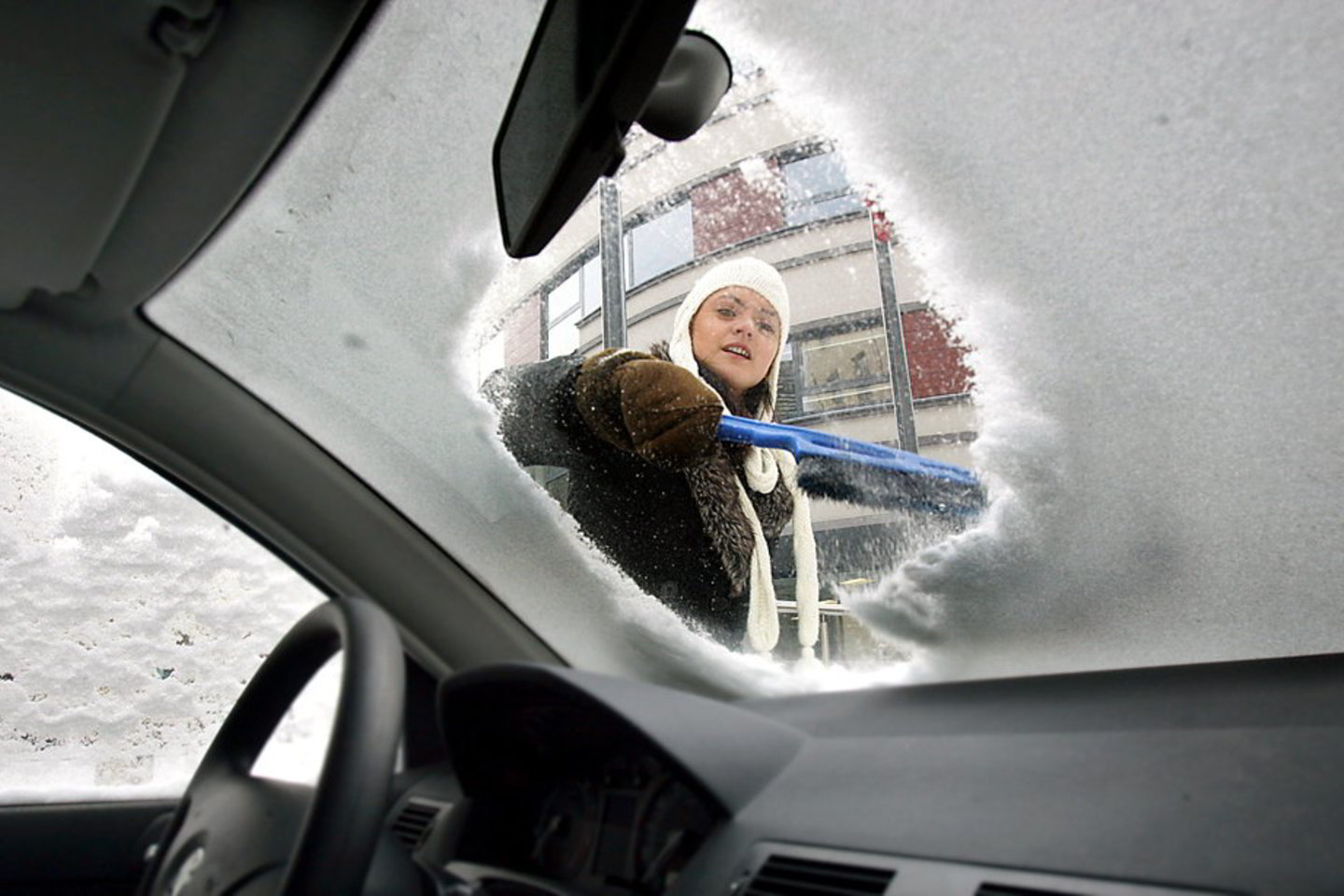 Sniegu ar šerkšnu aptraukti automobiliai žiemą - ne naujiena. Bet labai sudėtinga nuvalyti langus, kai šerkšnas juos patraukia iš vidaus.