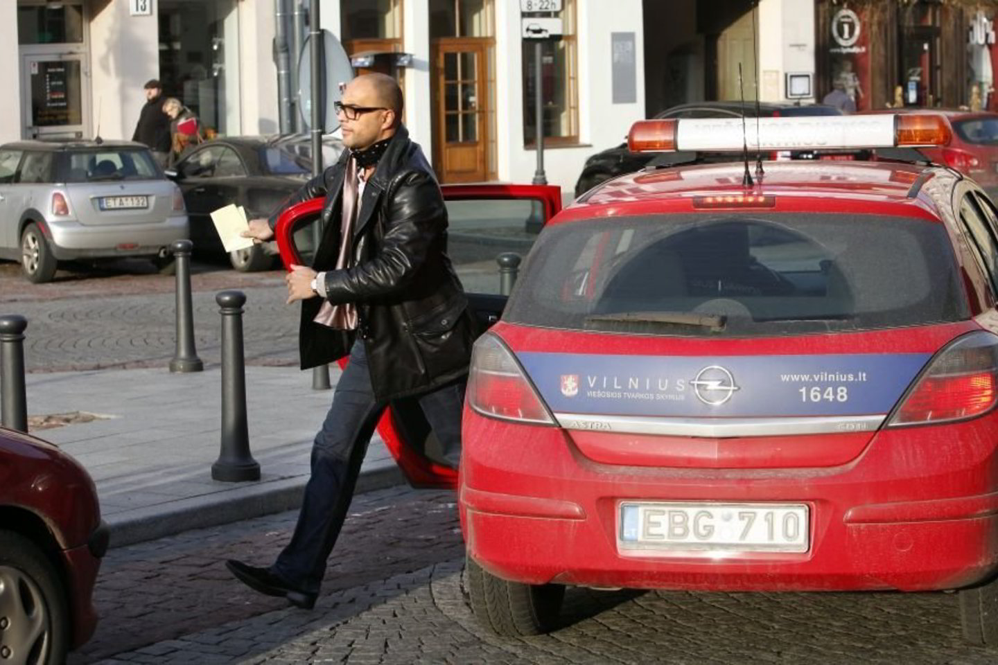 Pamatęs fotografus E.Štengeris – Mundis susinervino ir tiesu taikymu nėrė į pareigūnų automobilį, kuriame jam buvo išrašyta piniginė bauda. Apie įvykį verslininkas atsisakė komentuoti.