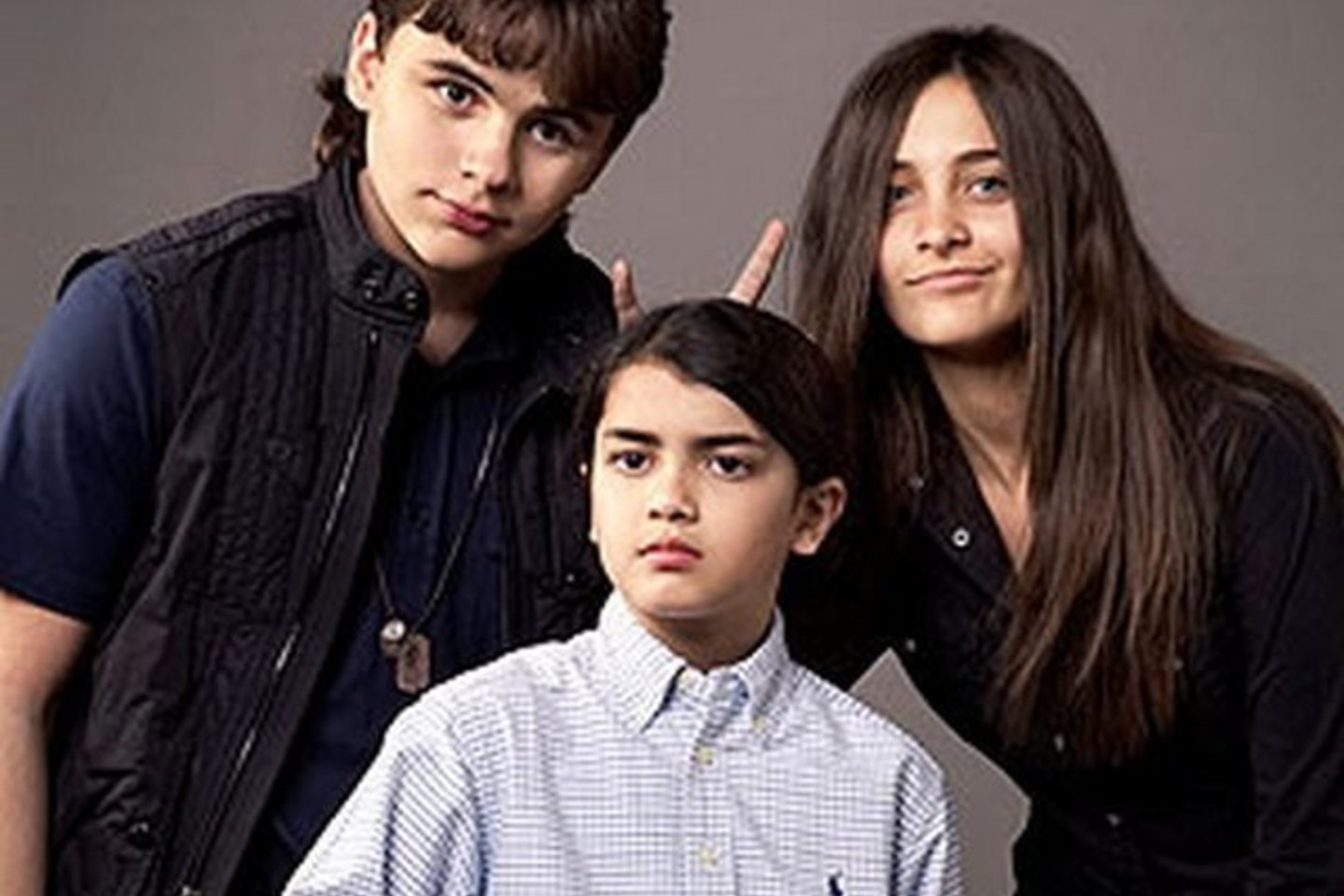 Prieš daugiau nei dvejus metus mirus pop karaliui Michaelui Jacksonui jo atžalos Paris (13 m.), Prince'as(14 m.) ir Blanketas – Prince Michael II (9m.) nepamiršta tėvo ir rūpinasi jo atminimu.