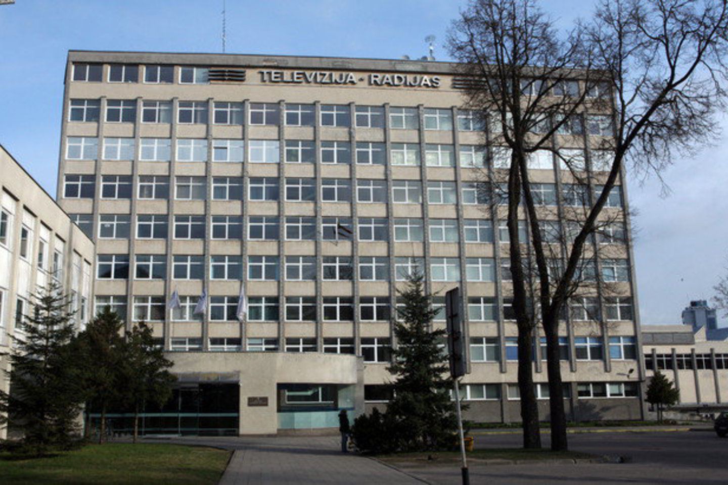 G.Aleknonis Lietuvos radijuje veda savaitinę laidą „Ant svarstyklių“.