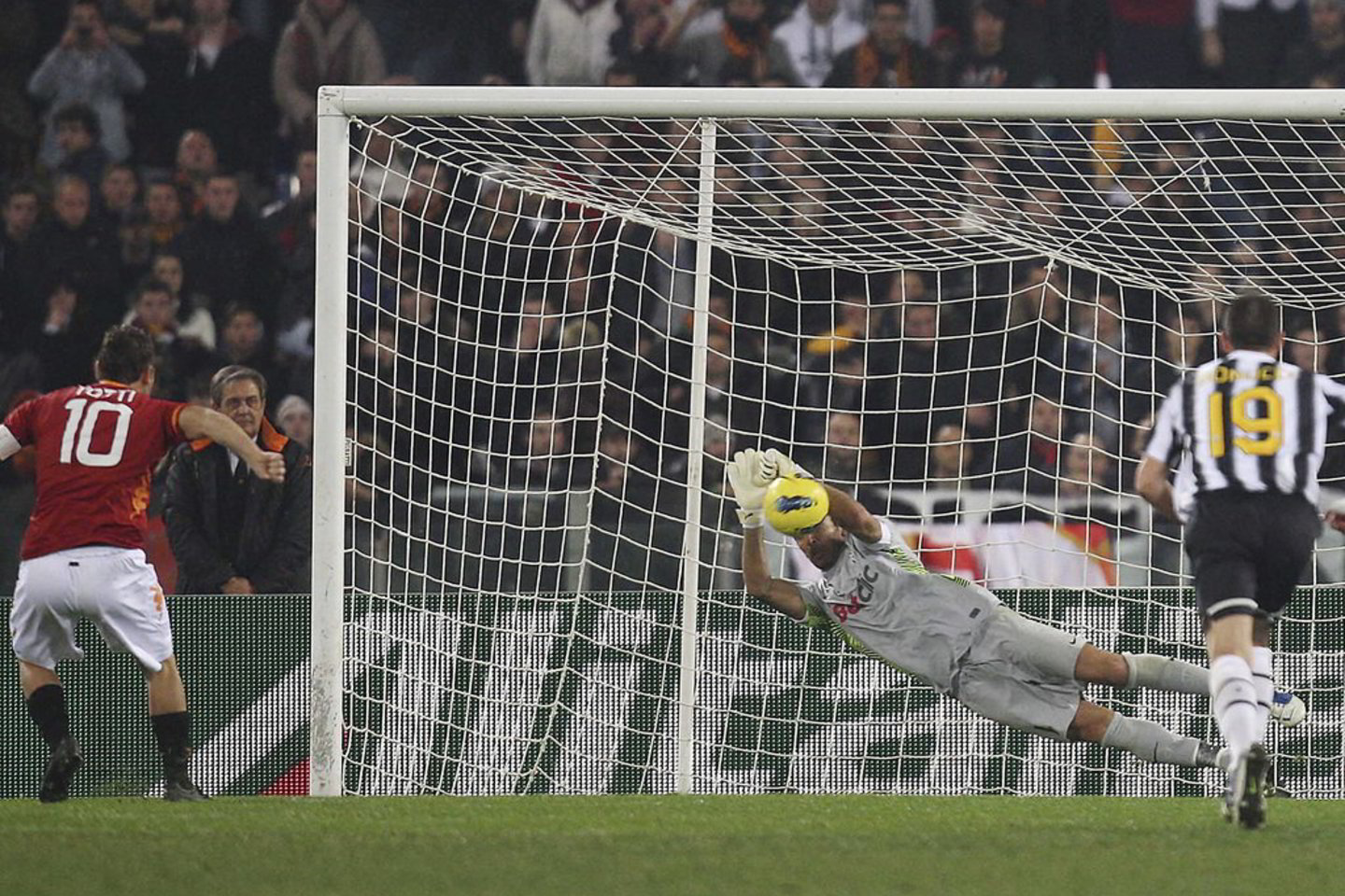Sužaidus 63 dvikovos minutes buvo skirtas 11 metrų baudinys į „Juventus“ vartus, tačiau „Roma” klubo kapitonas Francesco Totti jo nerealizavo.