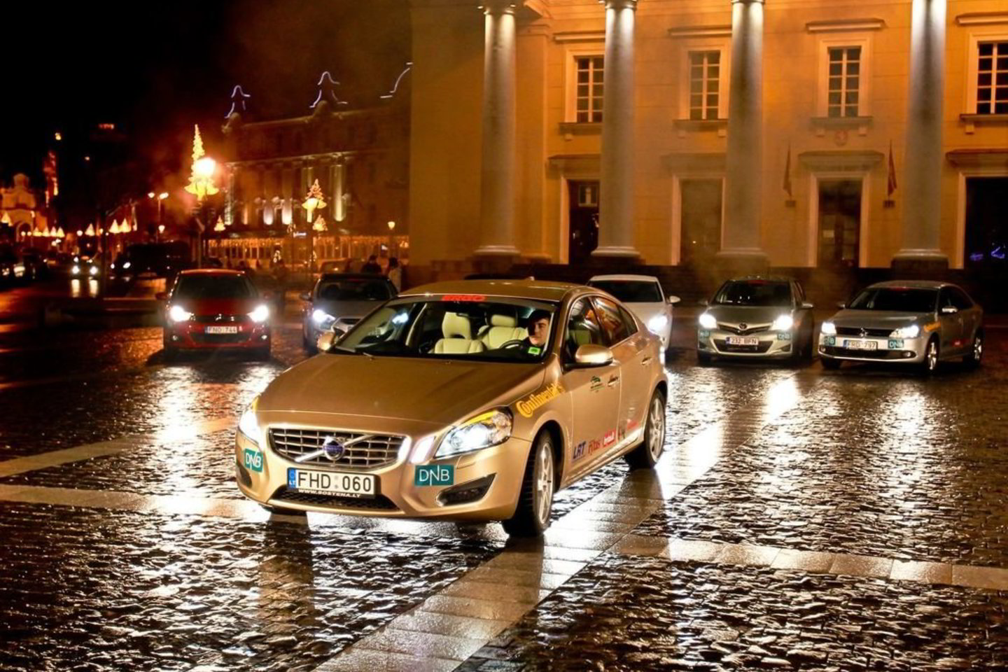Nors naujasis „Volvo S60“ - pats sportiškiausias ir dinamiškiausias iš visų iki šiol išleistų „Volvo“ modelių, jis vis dar aiškiai įkūnija geriausias skandinaviškojo dizaino savybes.