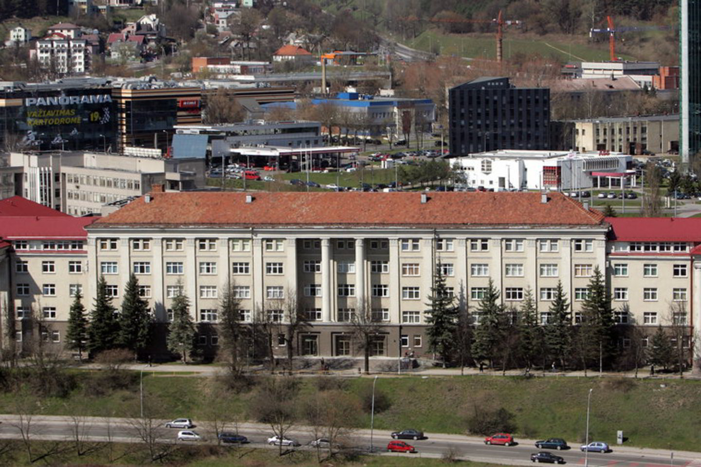 Universiteto atstovai pabrėžia negalintys nurodyti konkrečių darbuotojų, gavusių priedus ir priemokas.