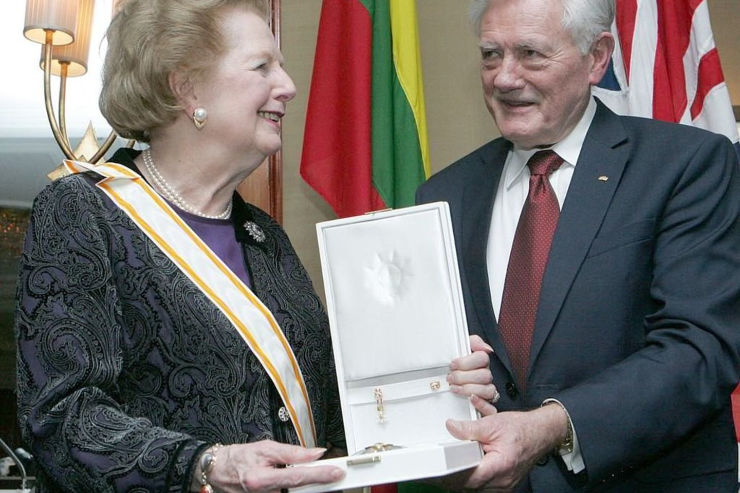 Buvusiai Didžiosios Britanijos premjerei M.Thatcher Lietuvos valstybės atkūrimo 90-ųjų metinių proga prezidentas V.Adamkus įteikė Lietuvos didžiojo kunigaikščio Vytauto ordino Didįjį kryžių .