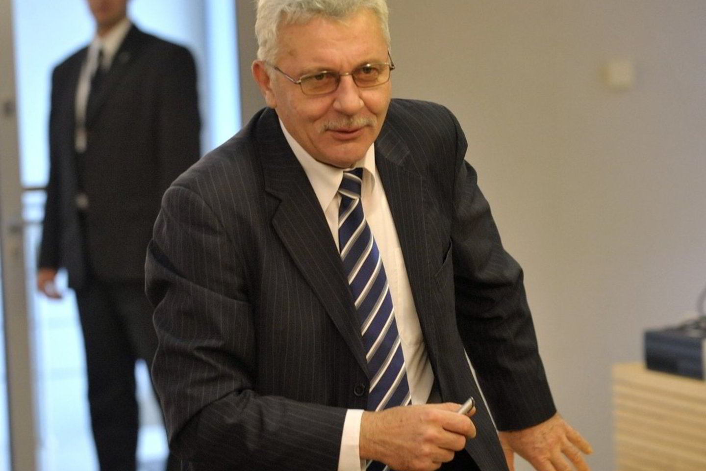 Prašymą pradėti tyrimą prokuratūrai pateikė A.Šedžius, kuris savo pareiškime nurodė, jog Seimo Etikos ir procedūrų komisijos pirmininkas A.Salamakinas šią vasarą viešojoje erdvėje paskelbė apie jį tikrovės neatitinkančią informaciją.