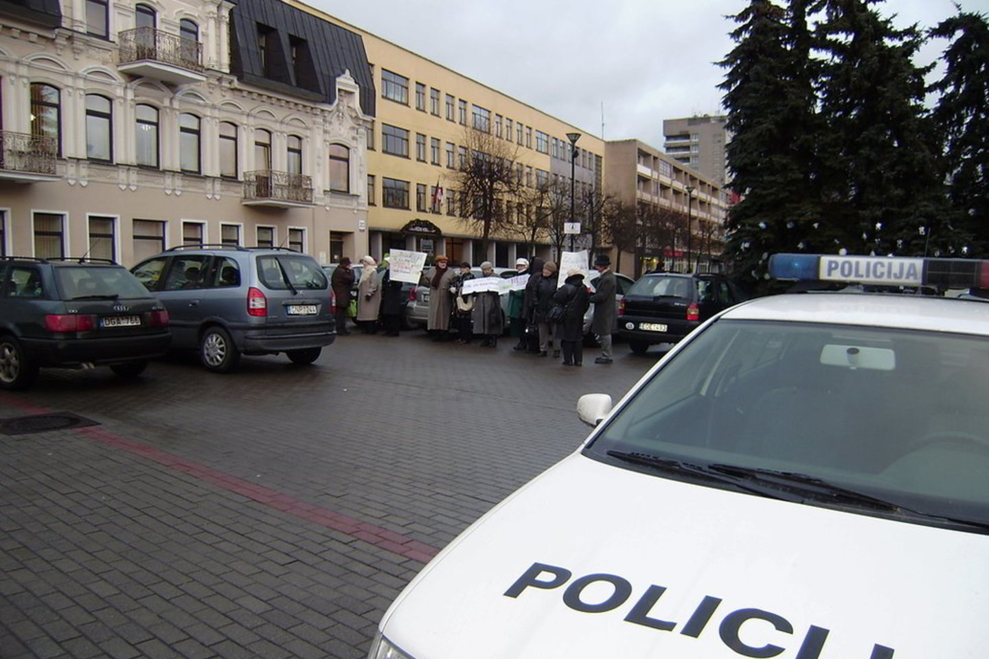 Prie Panevėžio miesto savivaldybės susirinkusių piketuotojų prašymų politikai nesiklausė.
