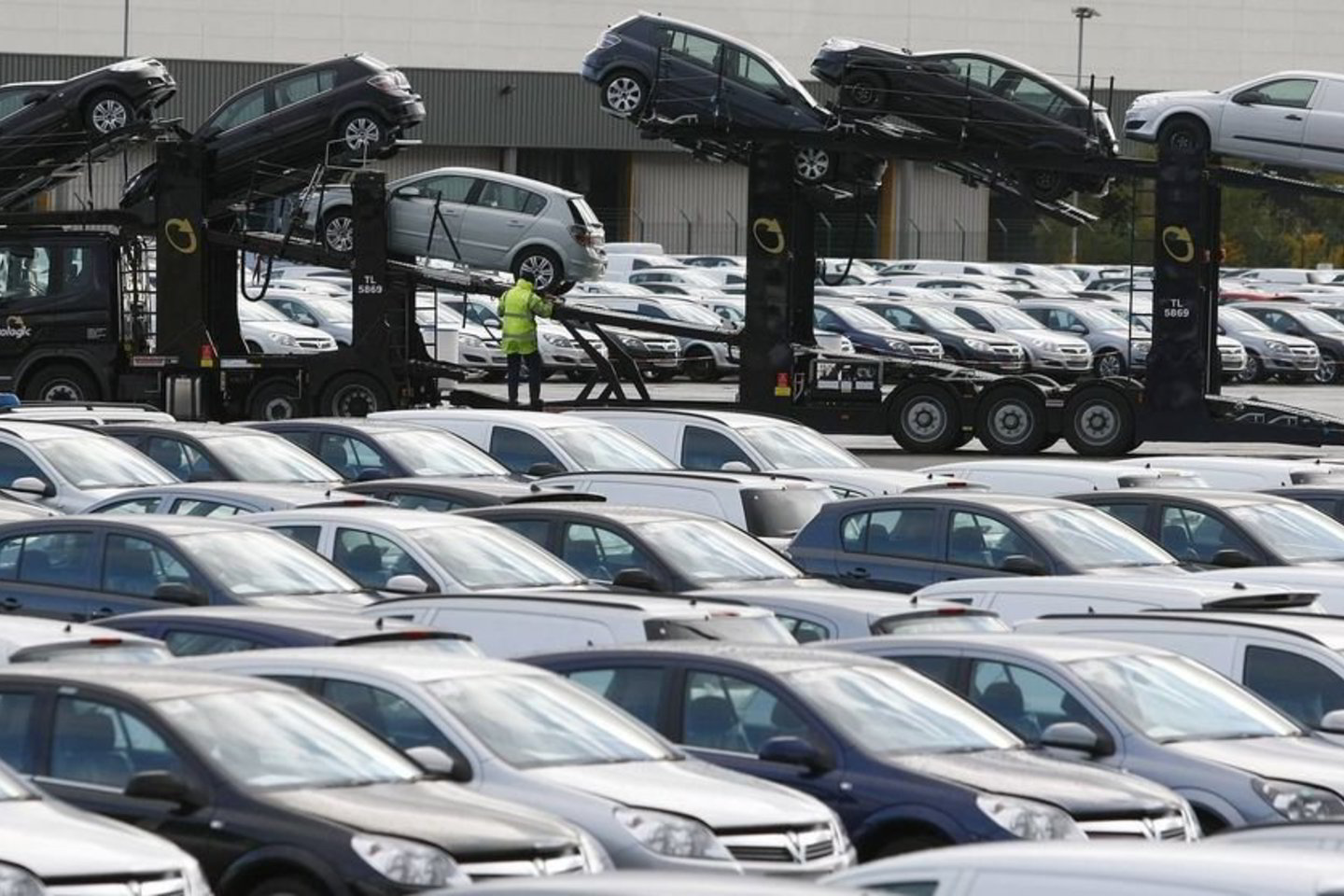 Naujų automobilių rinkos augimas Lietuvoje, kaip ir Europoje kitais metais lėtės.