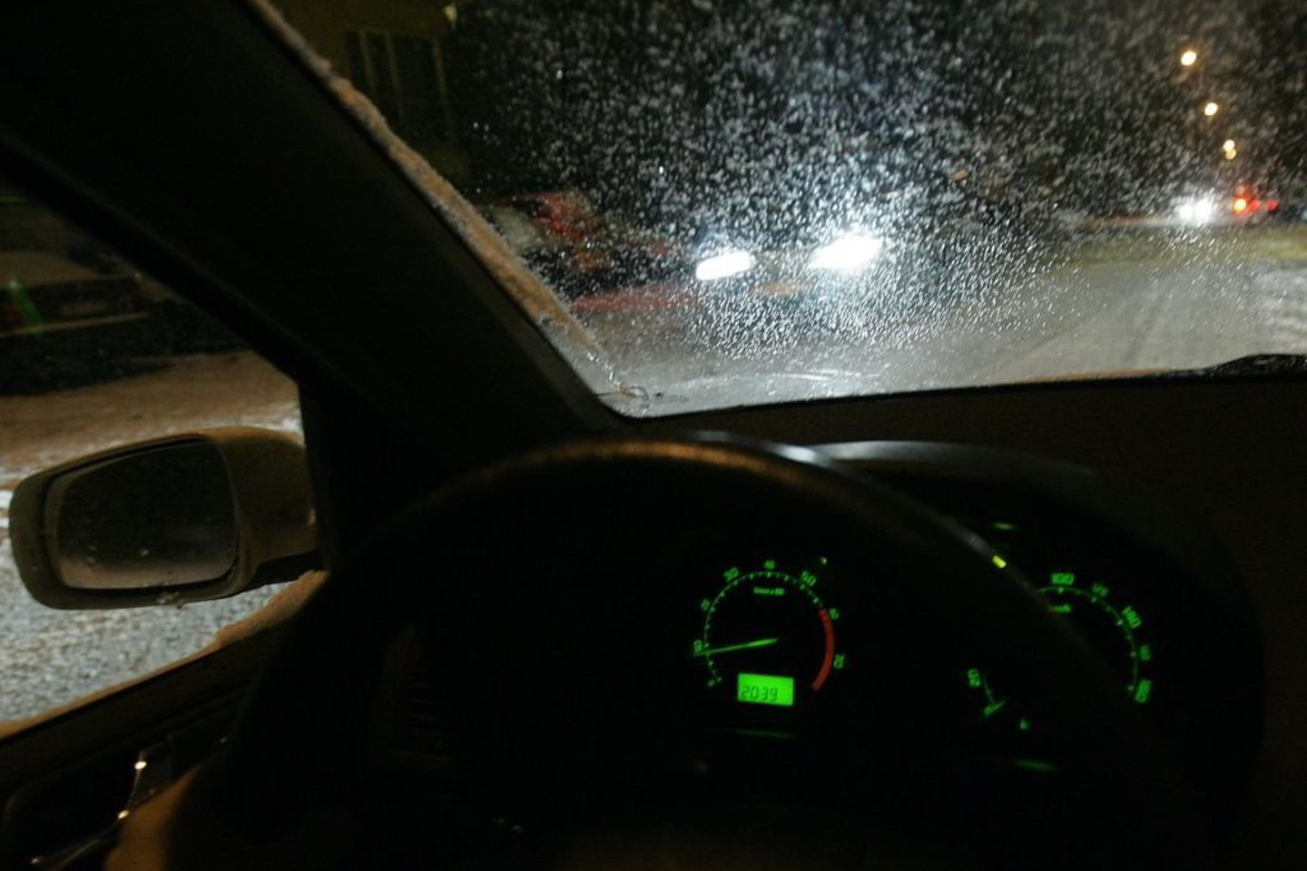 Šlapias sniegas ir apie nulį svyruojanti oro temperatūra gali kelius paversti čiuožyklomis.