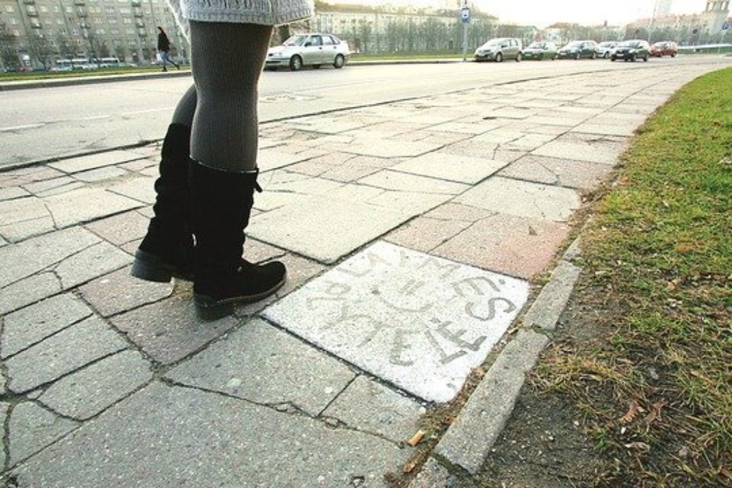 Savo laimės plytelę dažais ant šaligatvio kažkas nupiešė ir Upės gatvėje.