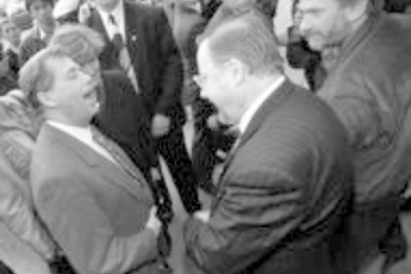 V.Landsbergis sekmadienį prisiminė, kad 1996-aisiais jau buvo opozicijos politikas, tad į jokius oficialius susitikimus su V.Havelu kviestas nebuvo. Tačiau jiedu susitiko netoli Aušros vartų.