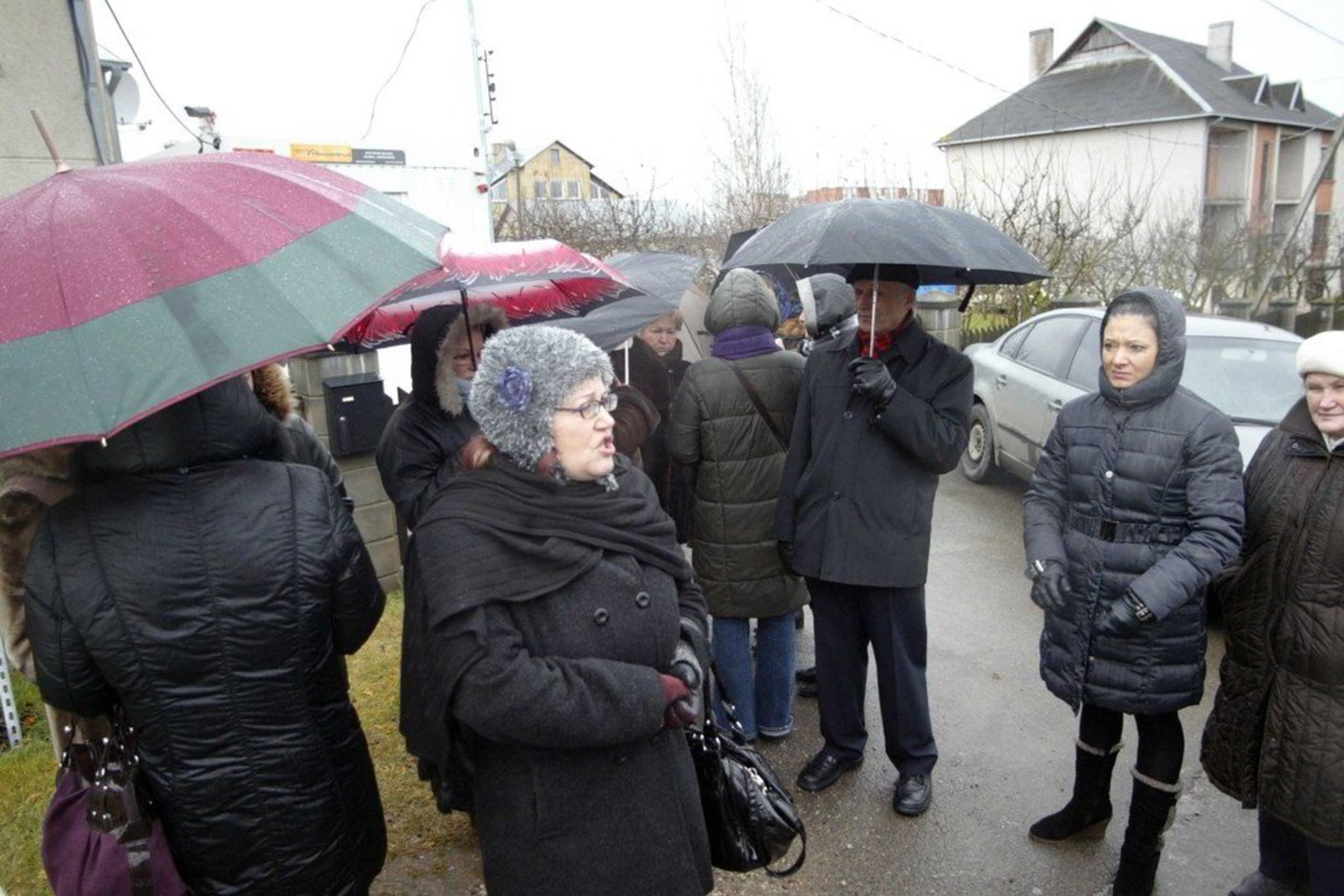 Garliavos Klonio gatvėje sekmadienį susirinko apie dvi dešimtis žmonių, budėjo policijos pareigūnų ekipažas. Protestuotojai buvo nutarę klauptis ant kelių ir neleisti vaikui vykti į pasimatymą su mama.