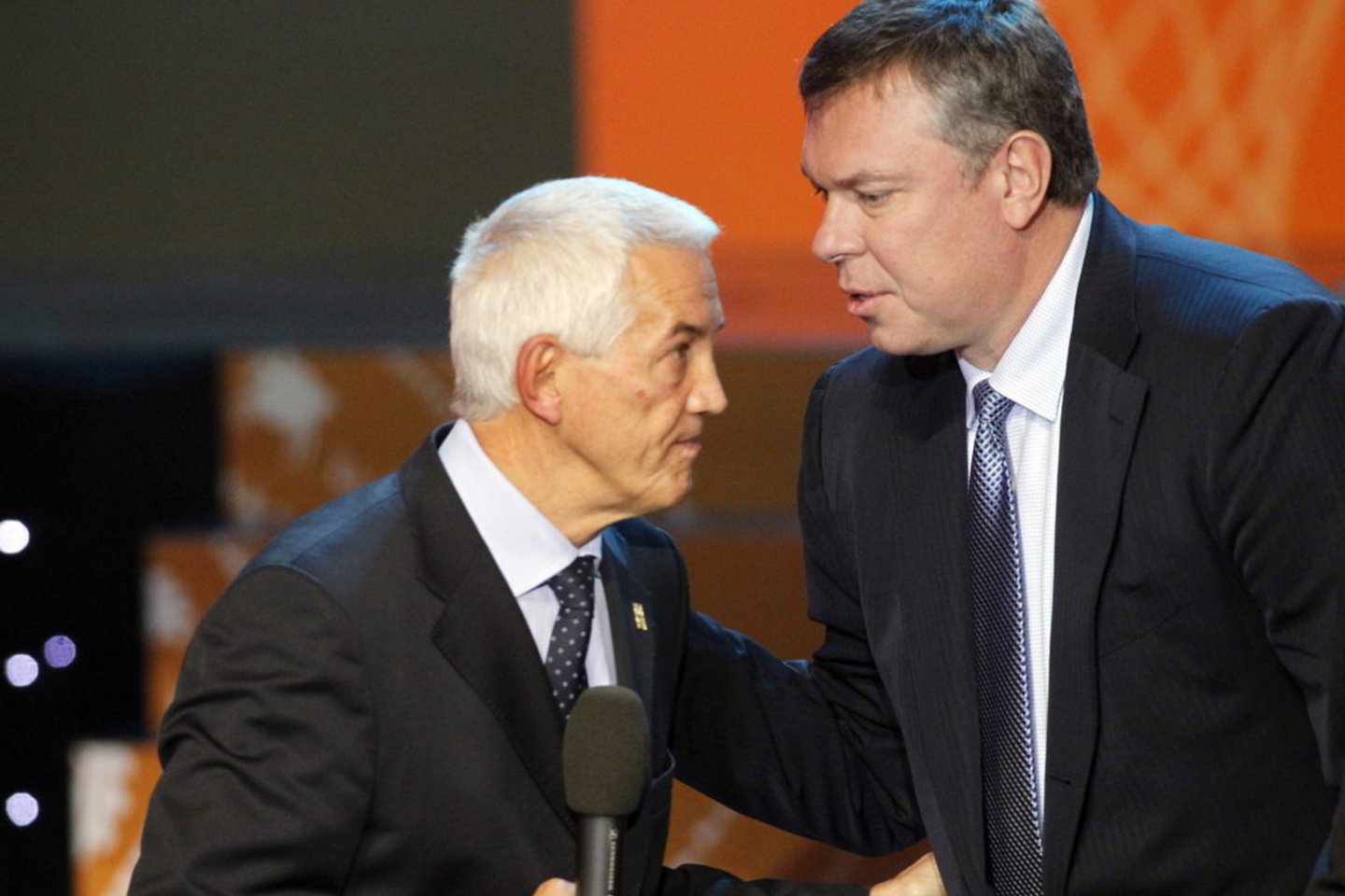 „FIBA Europe” generalinis sekretorius N.Zanolinas sveikino Ukrainos krepšinio federacijos vadovą A.Volkovą (dešinėje).