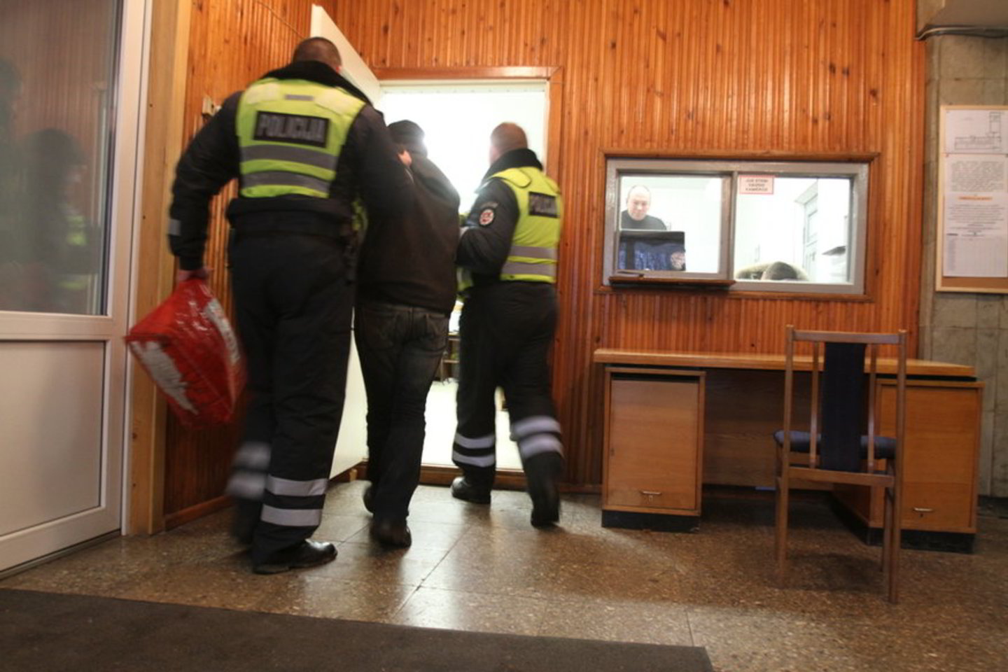 Nuimant antrankius, sulaikytasis ranka trenkė tarnybos metu uniformuotam 32 metų policininkui į veidą.