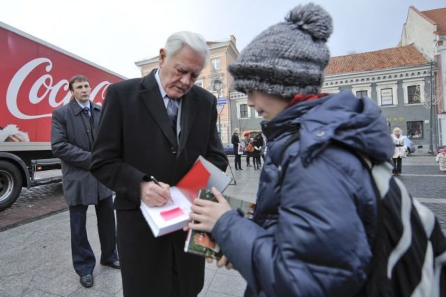 V.Adamkaus knygą įsigiję žmonės nepraleidžia progos gauti prezidento autografą.