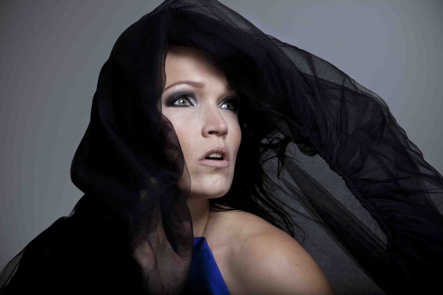 Buvusią "Nightwish" dainininkę T.Turunen atlydės garsių muzikantų komanda.