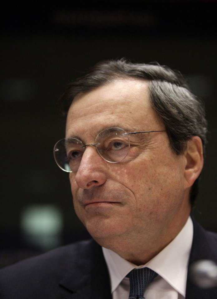 Komiteto nariai M.Draghi klausinėjo dėl jo interviu dienraščiui „The Financial Times“, kuriame išsakytos jo pastabos buvo suprastos kaip įspėjimas apie galimą bendros valiutos žlugimą.