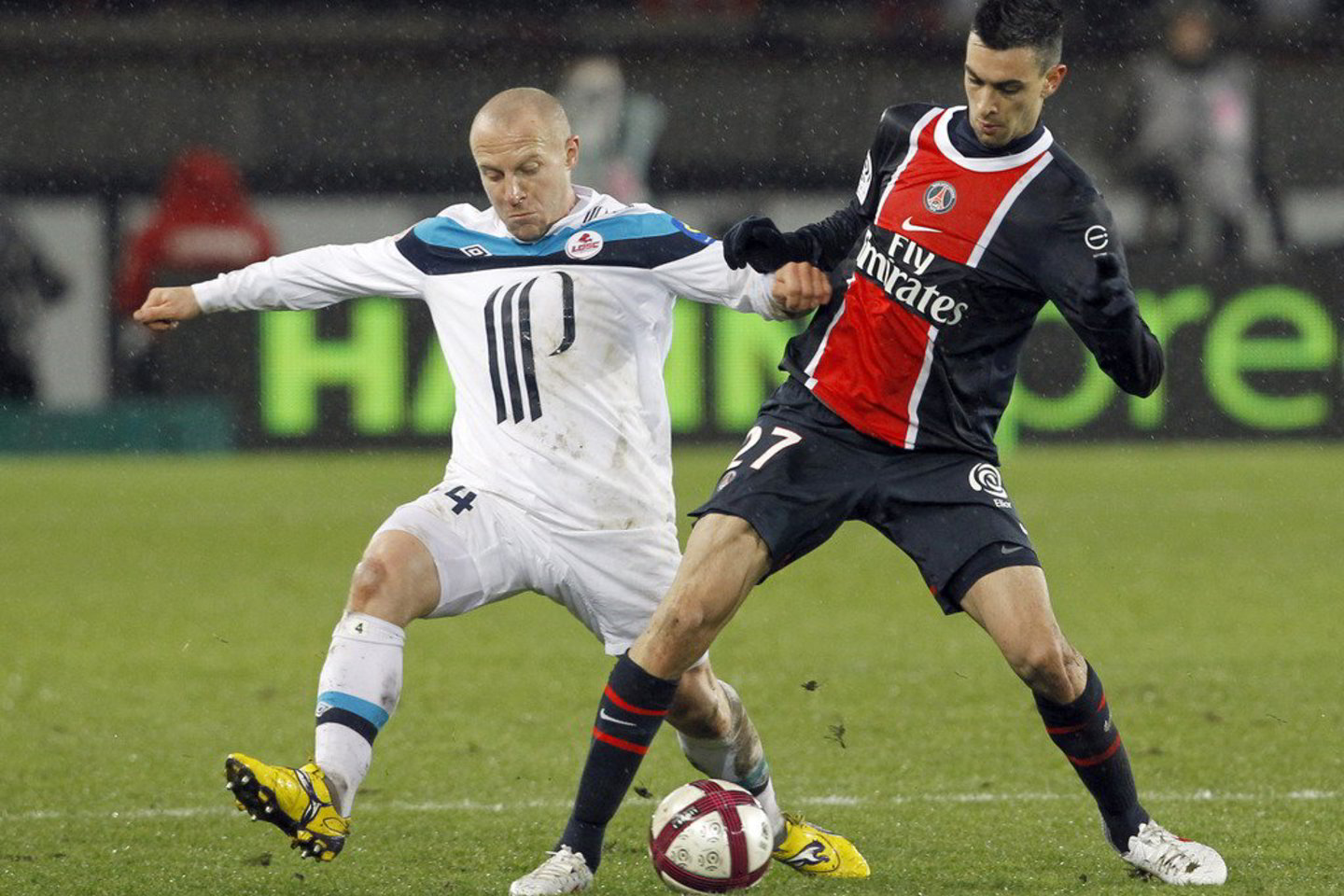 Paryžiaus „Saint Germain“ futbolininkai (mėlyna apranga) sužaidė lygiosiomis su "Lille".
