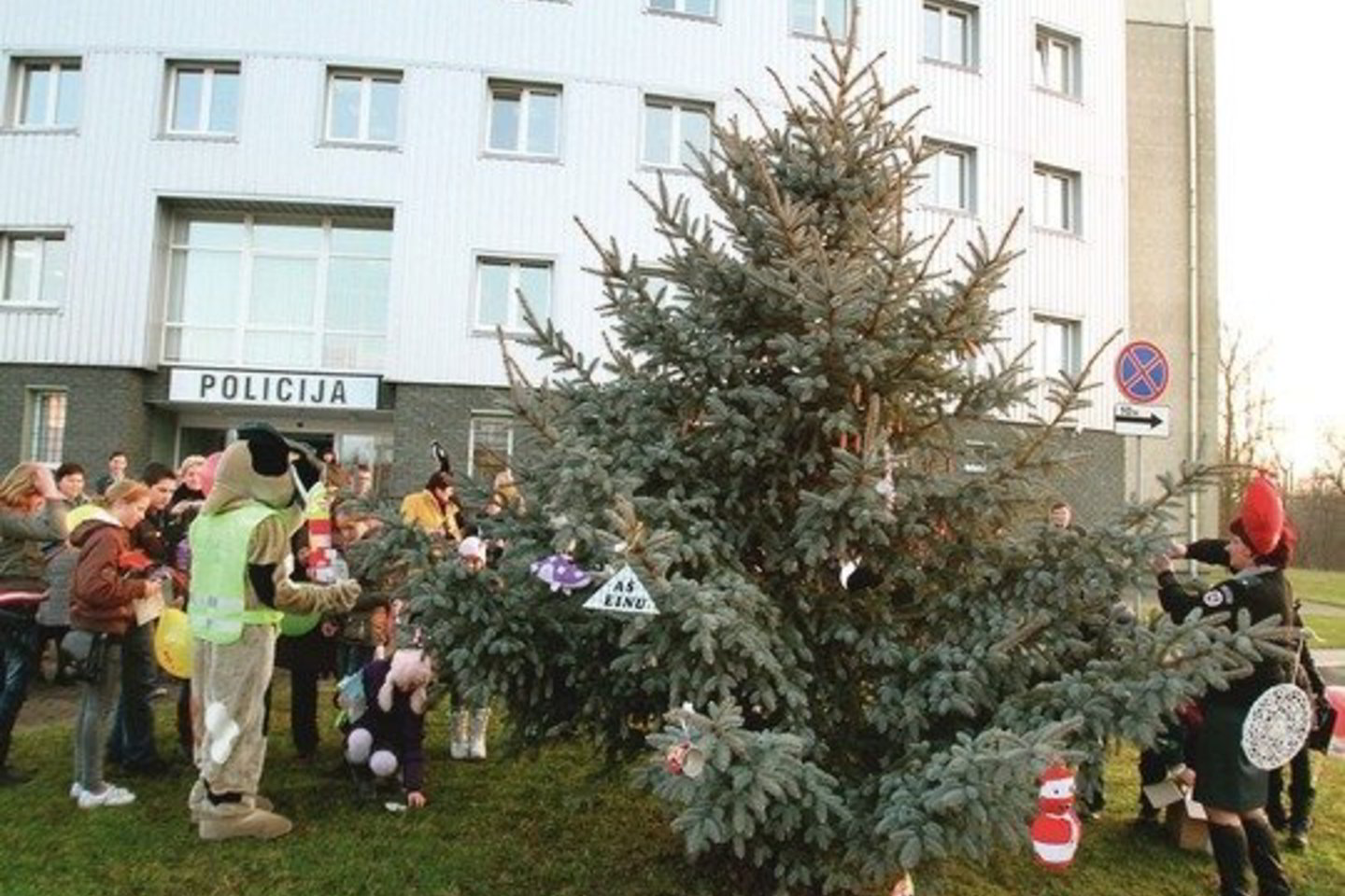 Atšvaitais papuošta eglė stovi Kaune, šalia viešosios policijos pastato.