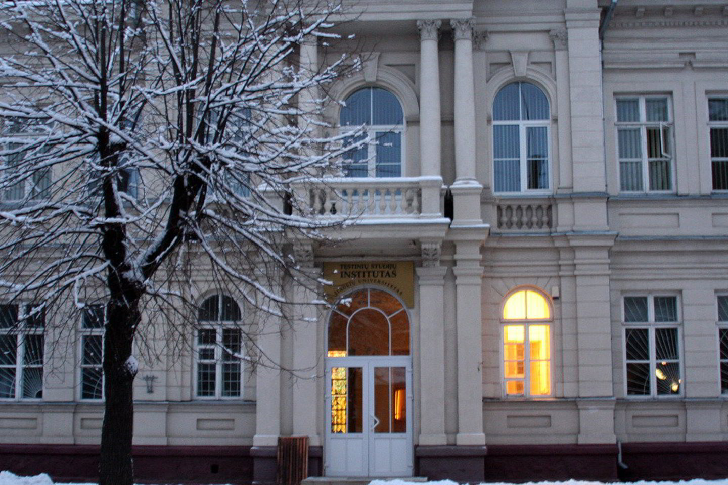 Fakultetų vadovai, eidami tarnybines pareigas, galimai priiminėja sprendimus dėl savo sutuoktinių.