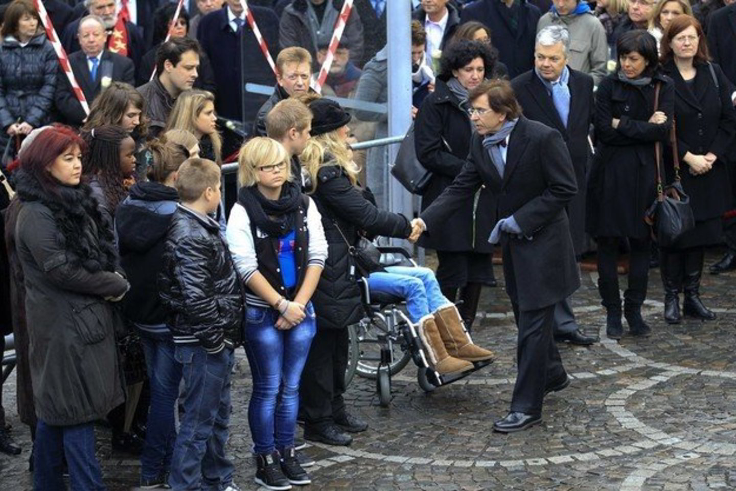 Naujasis ministras pirmininkas Elio Di Rupo padėjo baltų rožių vainikus ir pareiškė užuojautą žuvusiųjų artimiesiems.