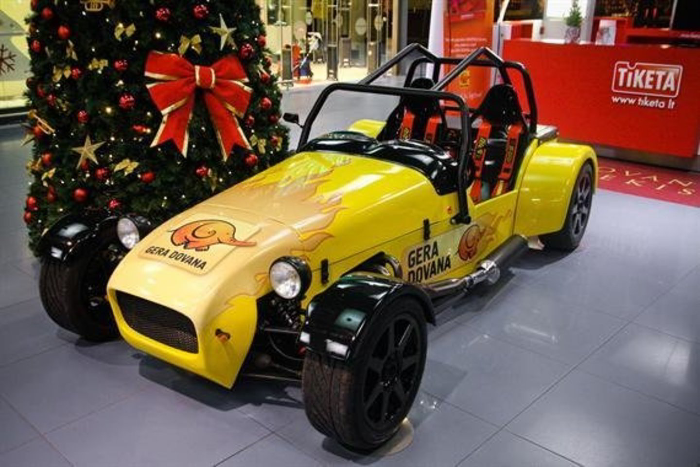„Lotus Super 7“ iš arčiau galima pamatyti iki gruodžio 31 dienos „Akropolyje“ šalia „Swedbank“.