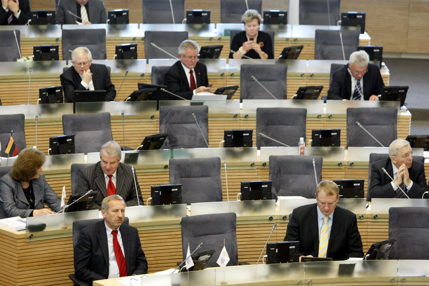 Remiantis Statutu, Seimas nusprendė paskirti kitą - Informacinės visuomenės plėtros komitetą pagrindiniu šio klausimo svarstyme.