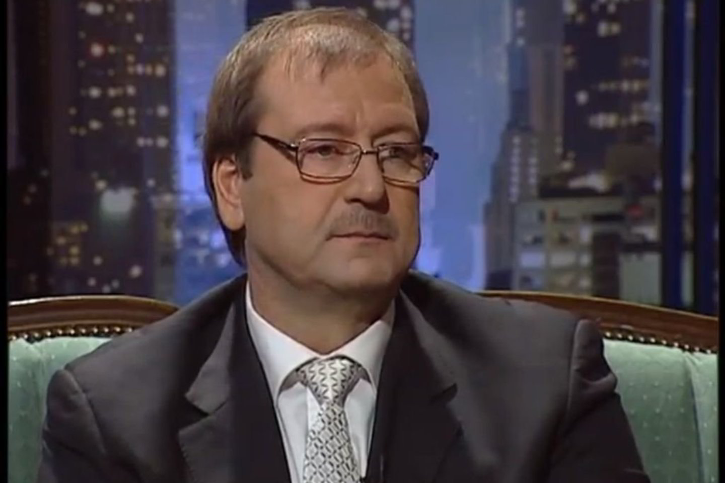V.Uspaskichas įsitikinęs – jis tikrai daug padarė Lietuvai. Nuo nulio sukūrė verslą, dėl jo iniciatyvos buvo ratifikuotos sutartys tarp Lietuvos ir Rusijos sienų. „Normalioje valstybėje už tai duotų ordiną!”, - nuoskauda dalinosi jis.